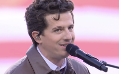 Charlie Puth hát Quốc ca Mỹ đầy ấn tượng ở Super Bowl 2026