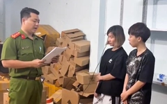 Khởi tố, bắt tạm giam nhóm người bán hơn 10.000 chai nước hoa giả ở TP.HCM