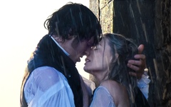 'Đồi gió hú' nóng bỏng và tranh cãi phá nát nguyên tác