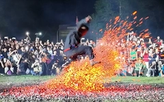 Video lễ hội nhảy lửa của người Pà Thẻn, tay chân trần chọi với than hồng