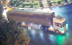 Xe container cuốn xe máy tại vòng xoay, 2 phụ nữ thương vong