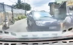 Xử phạt tài xế ô tô chạy 'lấn làn', chiếm hết phần đường của xe đi hướng ngược lại