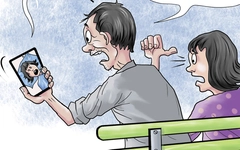 Con gái 'phân thân' nằm viện khiến ông bố hú hồn