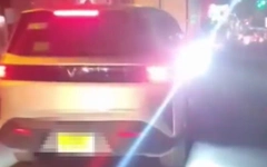 'Độ' thêm đèn chiếu sáng gây chói mắt, tài xế ô tô bị cảnh sát giao thông xử phạt