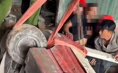 Cảnh sát giải cứu nam công nhân bị xe nâng lật đè ở Bắc Ninh