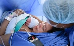 Thông tim từ trong bụng mẹ, bé trai 3kg chào đời khỏe mạnh