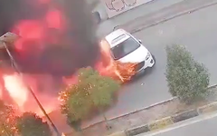 Video pha xử lý khó hiểu của tài xế xe hơi trước đám cháy cuồn cuộn đang lan tới