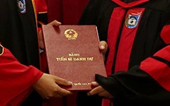 Từ 15-3: Không được dùng 'tiến sĩ danh dự', 'giáo sư danh dự' thay học hàm, học vị