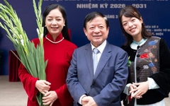 Kỷ niệm ngày cưới của Chiều Xuân đúng ngày bầu cử, cục trưởng Xuân Bắc dẫn vợ con đi bỏ phiếu