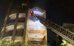 Cháy nhà gần chợ Bến Thành lúc rạng sáng, cảnh sát giương thang 20m cứu 5 người mắc kẹt