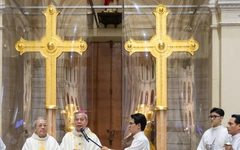 Đặt hai thánh giá mạ vàng lên đỉnh tháp kẽm nhà thờ Đức Bà