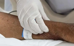 Sốt dài ngày đừng tự đi mua thuốc uống, tới bệnh viện ngay!