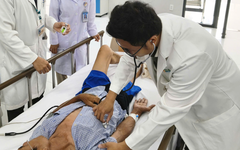 Vừa truyền thuốc vừa chuyển viện bằng trực thăng, cứu sống du khách bị đột quỵ ở Côn Đảo