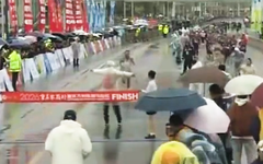 Chạy sắp tới đích bị trọng tài ngăn lại, vận động viên marathon suýt mất chức vô địch