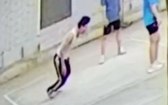 Video hai bác sĩ cứu người đàn ông đột quỵ trên sân bóng chuyền ở Nghệ An