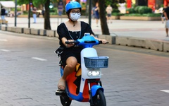 Bạn trẻ trải nghiệm xe đạp điện công cộng vòng quanh trung tâm TP.HCM