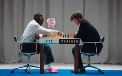 Vua cờ Carlsen bất ngờ bại trận trước ngôi sao bóng đá trong 1 ván cờ vua