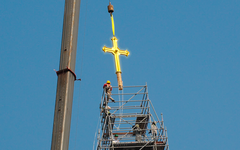 Toàn cảnh khoảnh khắc lắp đặt 2 thánh giá mạ vàng tại Nhà thờ Đức Bà