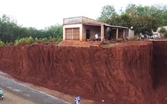 Nhiều căn nhà chênh vênh bên mép vực do nâng cấp đường, địa phương nói gì?