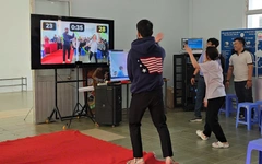 Vào xưởng điều khiển máy móc, robot, học sinh lớp 9 'làm nghề thử'