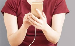 Tê tay khi dùng điện thoại đang sạc: Hiện tượng bình thường hay nguy hiểm?