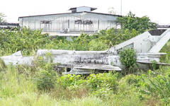 Tìm thông tin chiếc máy bay MiG-21 trong bãi cỏ sát khu nhà công vụ ở Cà Mau