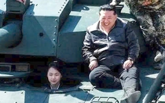 Ông Kim Jong Un và con gái ngồi xe tăng giám sát cuộc diễn tập tấn công phối hợp