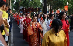 Tóc xanh vạt áo: Bạn trẻ diễu hành, đồng diễn Việt phục