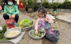 Bé gái 6 tuổi bán rau giữa chợ và phép màu từ lòng người