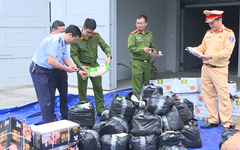 Cảnh sát phát hiện hơn 2,3 tấn xúc xích không rõ nguồn gốc đang chở đi tiêu thụ