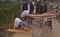 Thanh niên nằm im trên bờ đê làm người dân hốt hoảng gọi cấp cứu