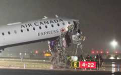 Máy bay nát đầu sau va chạm xe cứu hộ ở sân bay New York, 2 phi công thiệt mạng