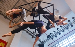 Những người trẻ chọn nghề 'treo mình' lên trời