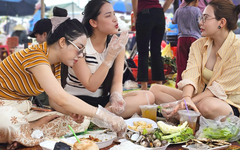 Nhiều du khách đến biển xã Hải Châu, Nghệ An ăn cá trích nướng nhờ clip hot trên mạng