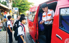 Học trò Trường THCS Phước Lộc đến trường với những chuyến xe miễn phí