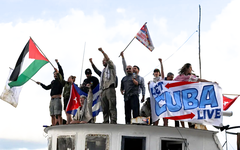 Hàng chục tấn hàng viện trợ quốc tế cập cảng Cuba