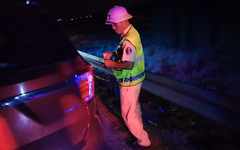 Dừng xe sai quy định trên cao tốc với một loạt vi phạm, tài xế bị phạt 77 triệu đồng