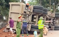 Hiện trường vụ xe chở đất lật đè bẹp ô tô và xe máy làm 2 người chết