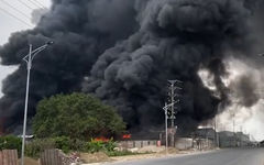 Video cháy khu xưởng có nhiều đồ nhựa tại Hưng Yên, khói đen bốc cao hàng trăm mét