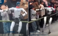 Robot 'tát' trúng người khi đang múa may quay cuồng