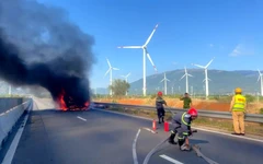 Cháy xe tải trên cao tốc Cam Lâm - Vĩnh Hảo, giao thông ùn ứ