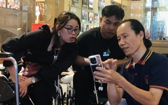 Lớp học đặc biệt giúp nạn nhân da cam lưu giữ khoảnh khắc bằng điện thoại