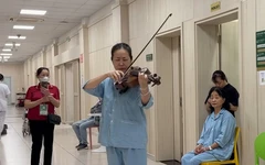 Nữ bệnh nhân chơi viola tri ân y bác sĩ ở Bệnh viện Bạch Mai