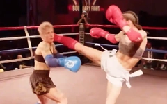 Khoảnh khắc gây tranh cãi: Nữ võ sĩ giả vờ chạm găng để tung 2 cú đá hạ đối thủ