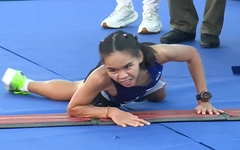Khoảnh khắc nữ VĐV Hoàng Thị Ngọc Hoa bò về đích tại Giải Tiền Phong marathon 2026