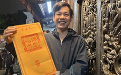 Người dân, du khách trắng đêm chờ xin ấn đền Trần