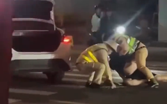 Cảnh sát truy đuổi gần 1km khống chế tài xế xe tải có nồng độ cồn cố tình 'thông chốt'