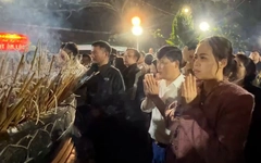 Hàng ngàn người đội mưa, trắng đêm xếp hàng chờ xin ấn đền Trần