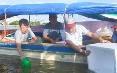 Thả 1 triệu con tôm, cua giống xuống đầm Đông Hồ