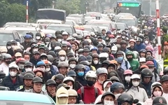 Cầu Chương Dương kẹt cứng khi cầu Long Biên cấm xe để sửa chữa